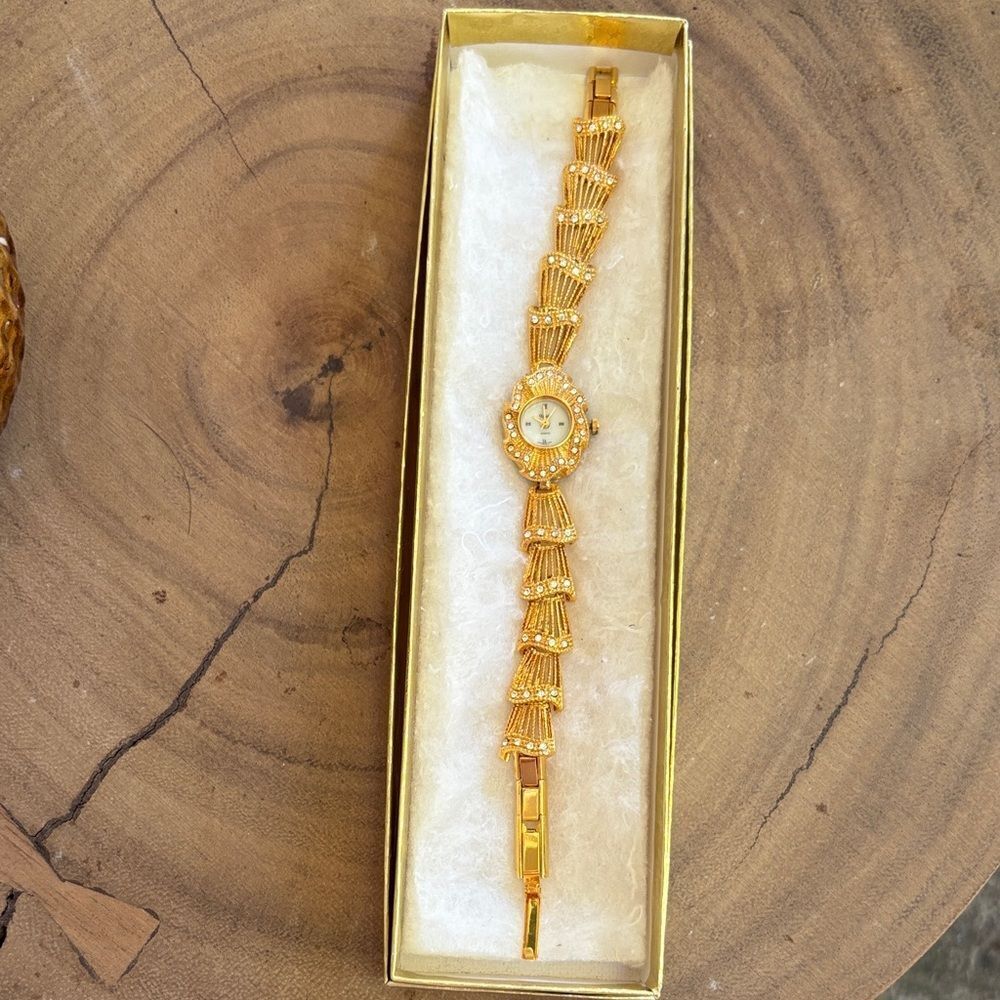 Untested vintage Luxurious Gold Women's Watch Bracelet